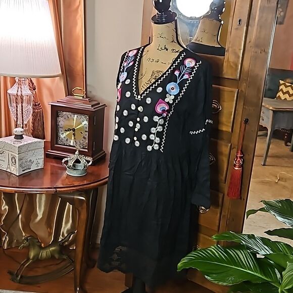 Ananda's Collection Black Embroidered bodice dress size Medium - Picture 4 of 12